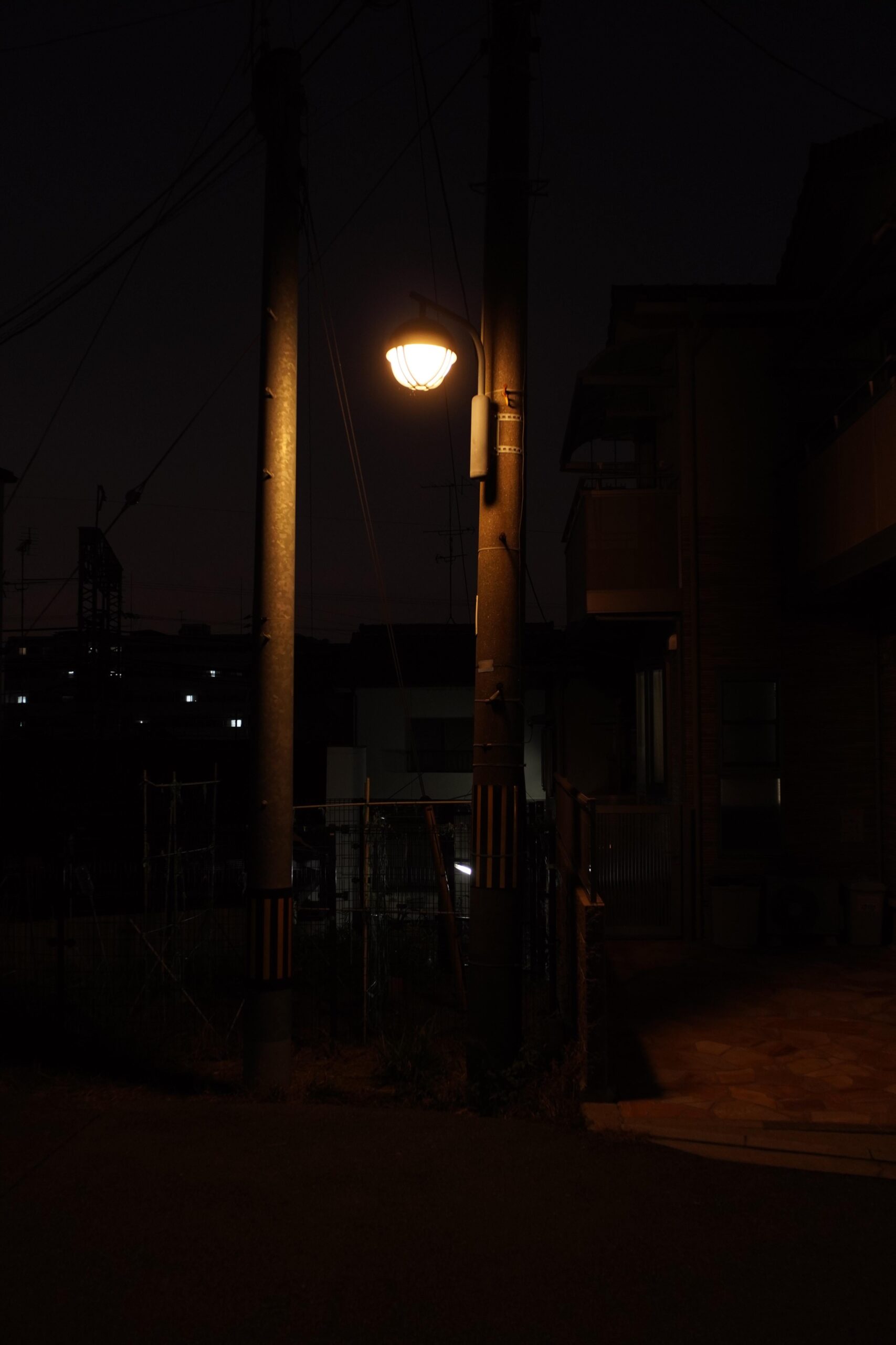 誰もいない日本の駅が放つ不思議な雰囲気: 「出口8さえ見つかれば…」