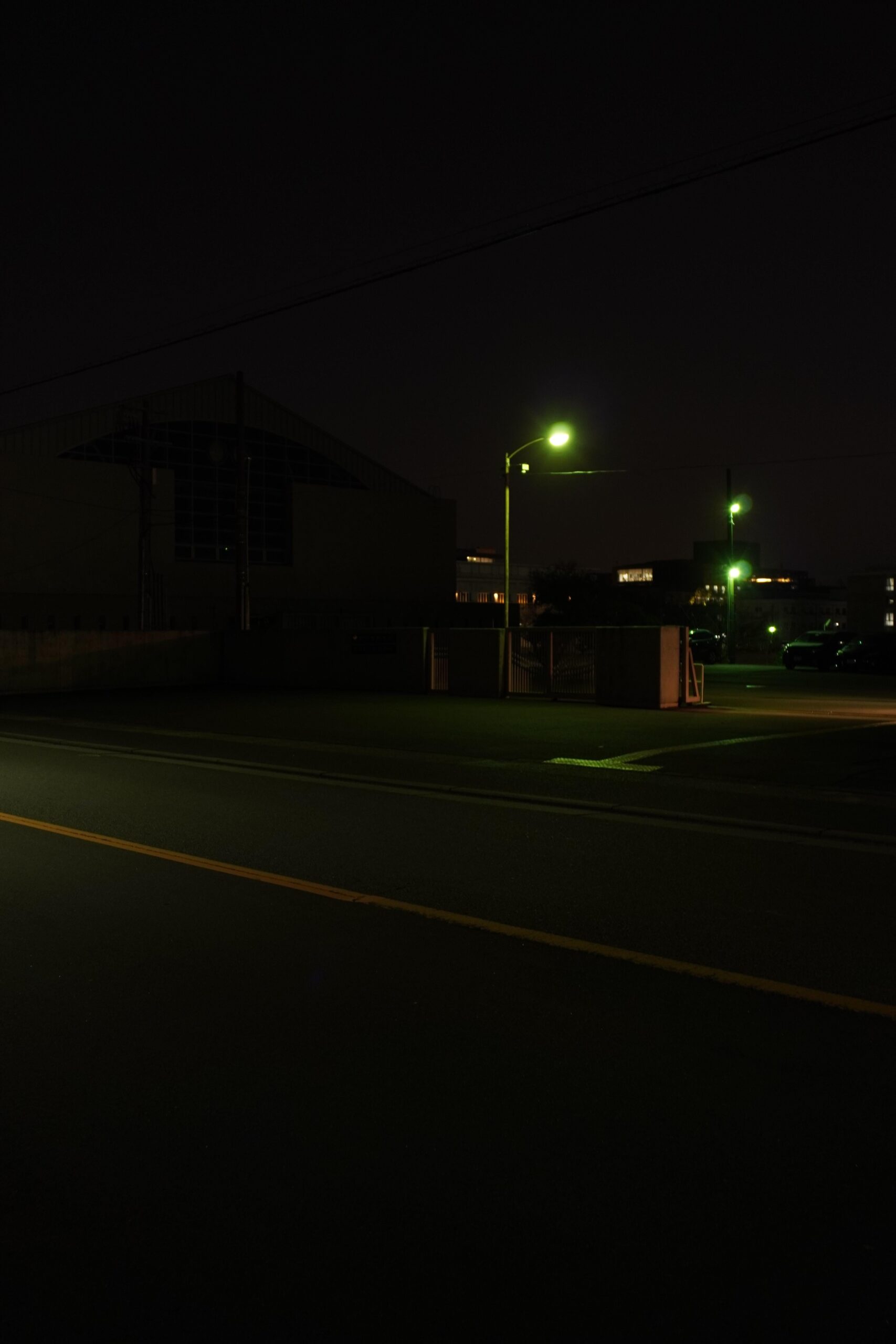 誰もいない日本の駅が放つ不思議な雰囲気: 「出口8さえ見つかれば…」