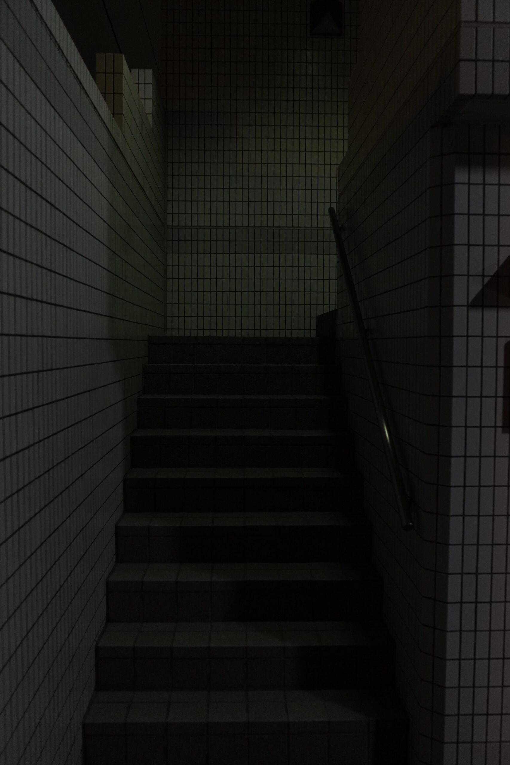 誰もいない日本の駅が放つ不思議な雰囲気: 「出口8さえ見つかれば…」