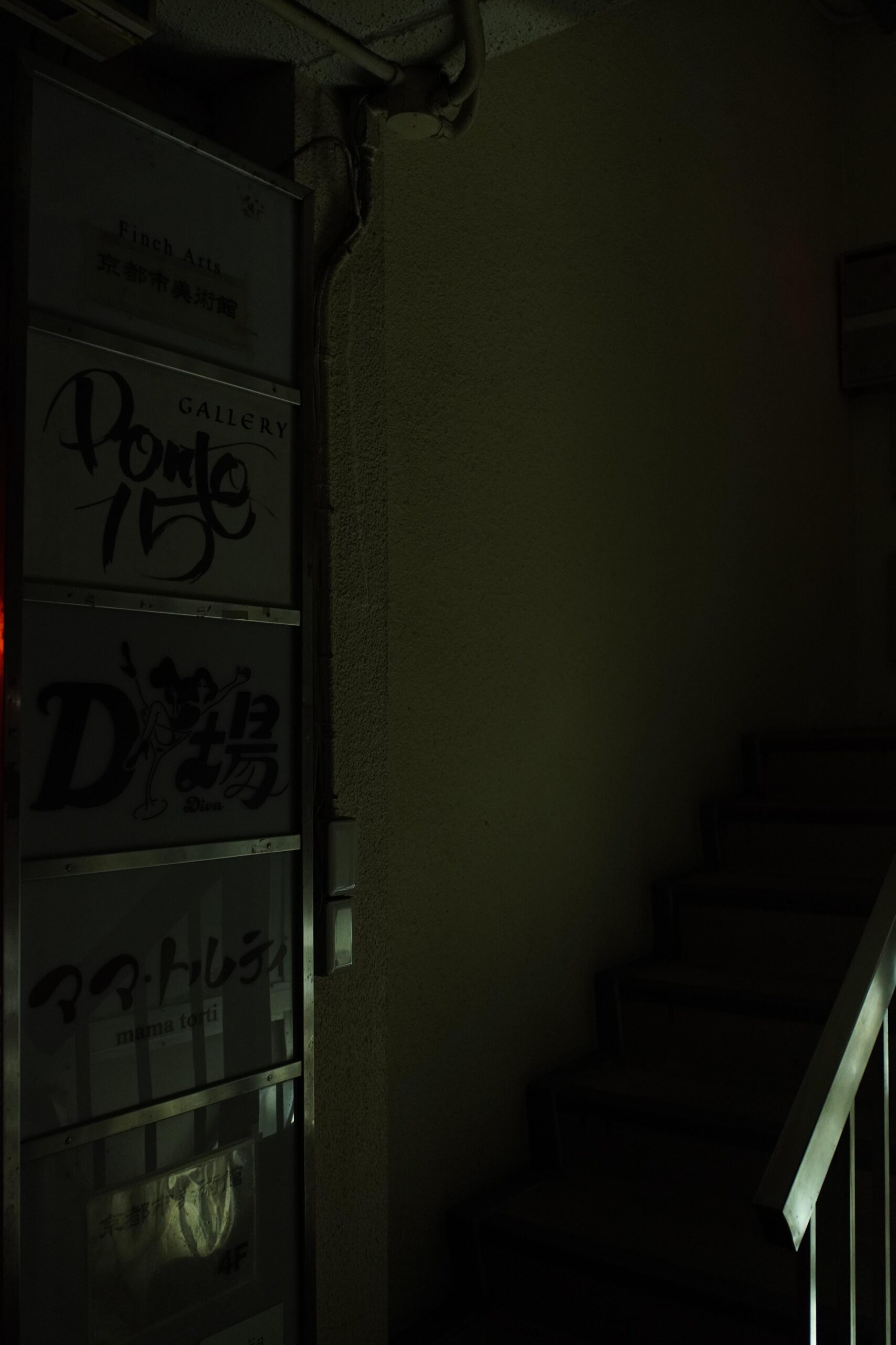 誰もいない日本の駅が放つ不思議な雰囲気: 「出口8さえ見つかれば…」