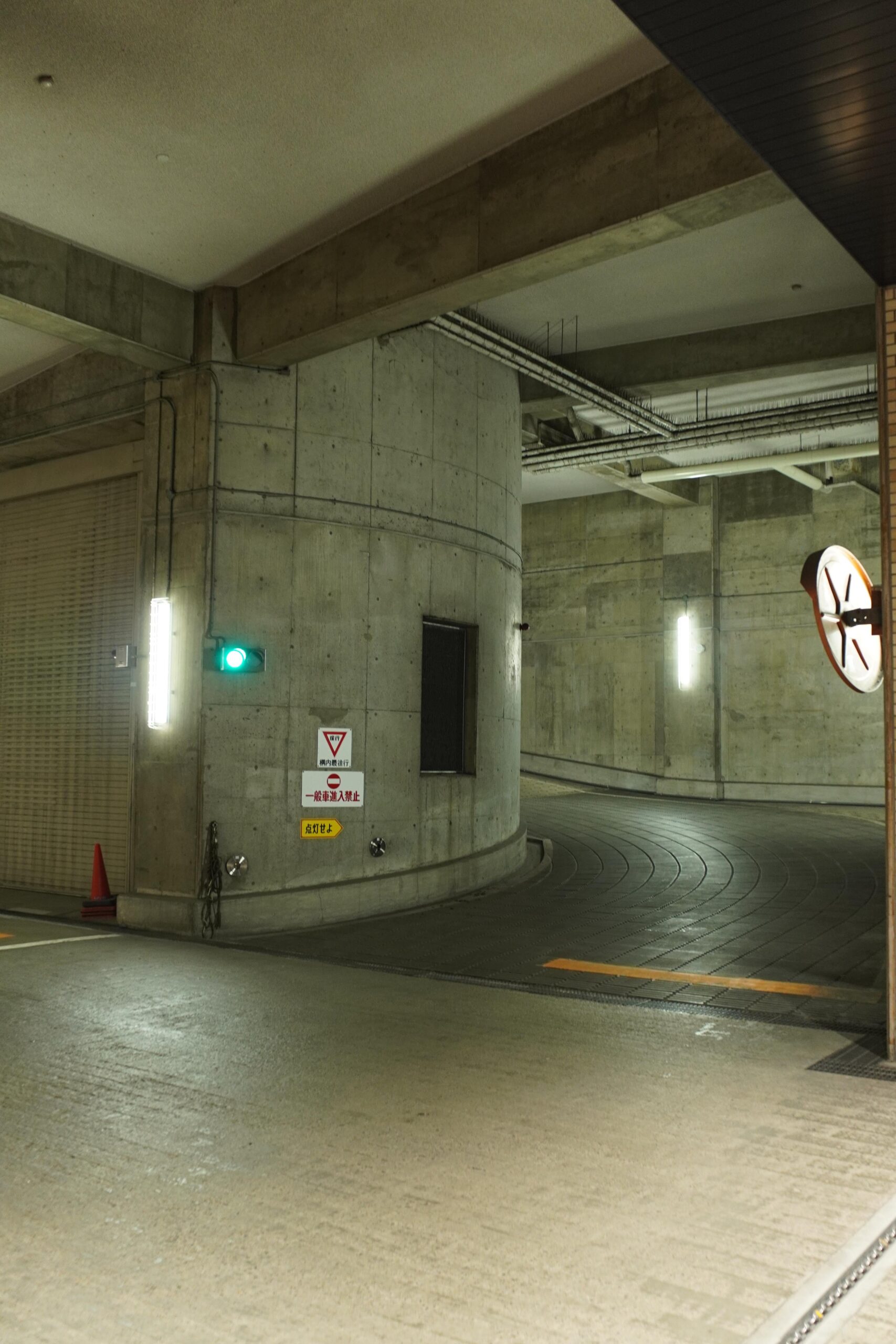 誰もいない日本の駅が放つ不思議な雰囲気: 「出口8さえ見つかれば…」