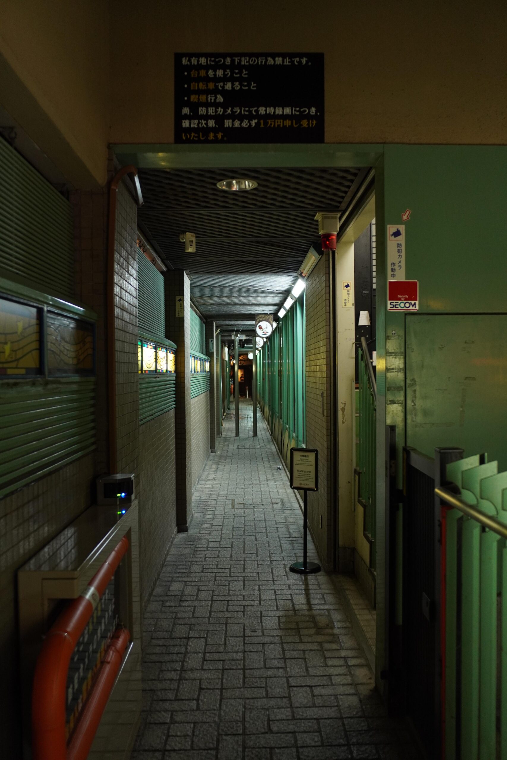 誰もいない日本の駅が放つ不思議な雰囲気: 「出口8さえ見つかれば…」