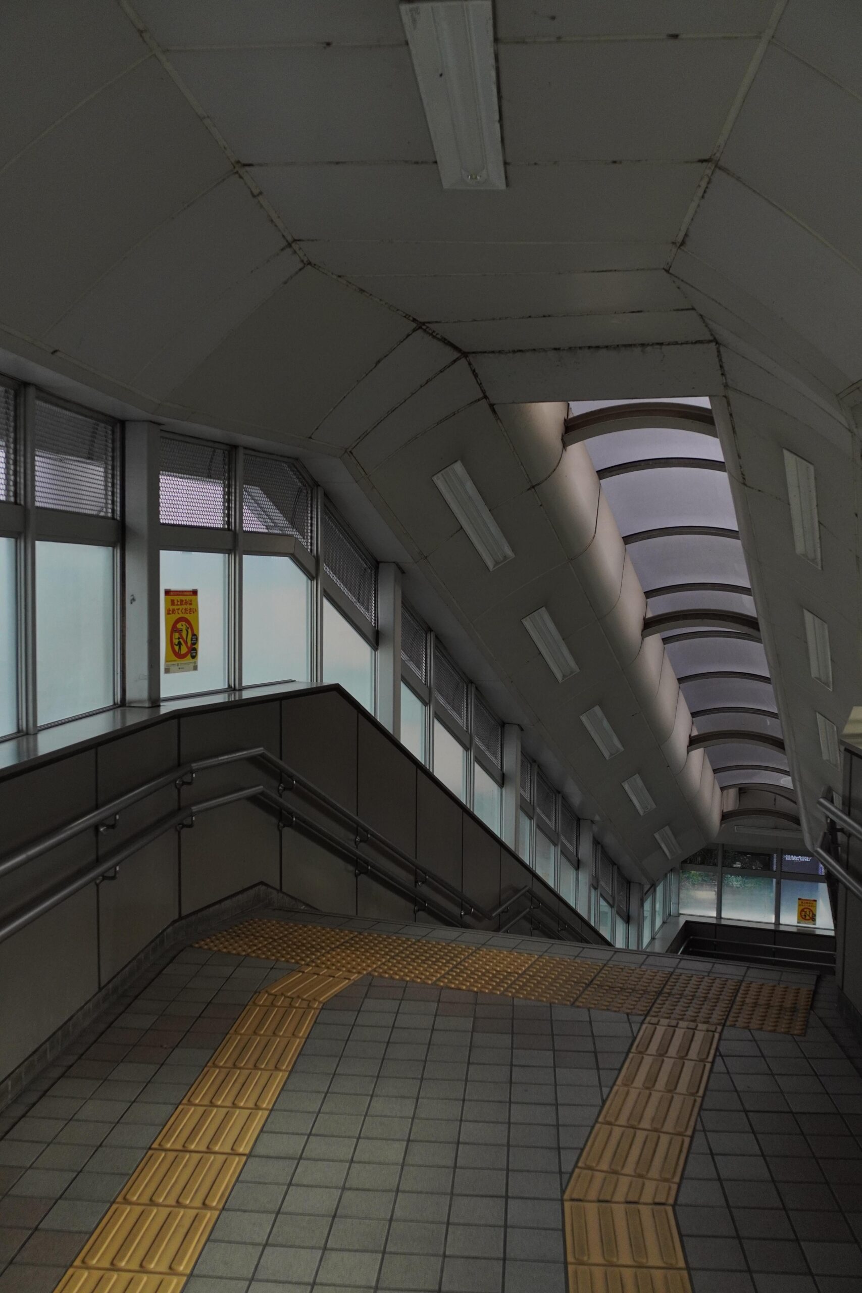 誰もいない日本の駅が放つ不思議な雰囲気: 「出口8さえ見つかれば…」