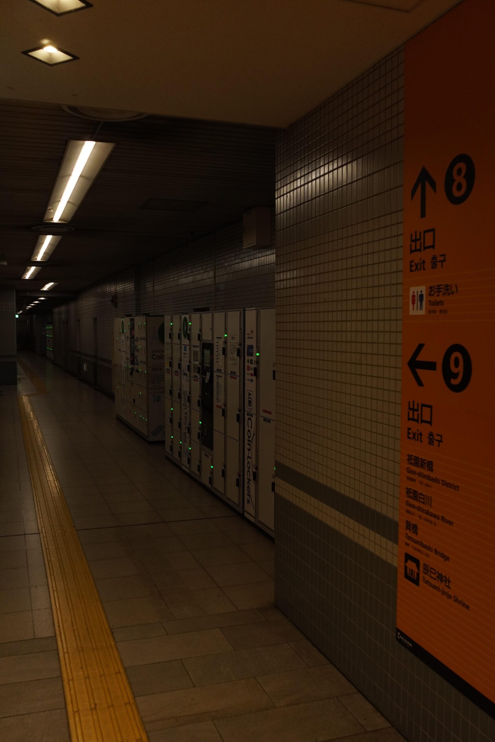 誰もいない日本の駅が放つ不思議な雰囲気: 「出口8さえ見つかれば…」