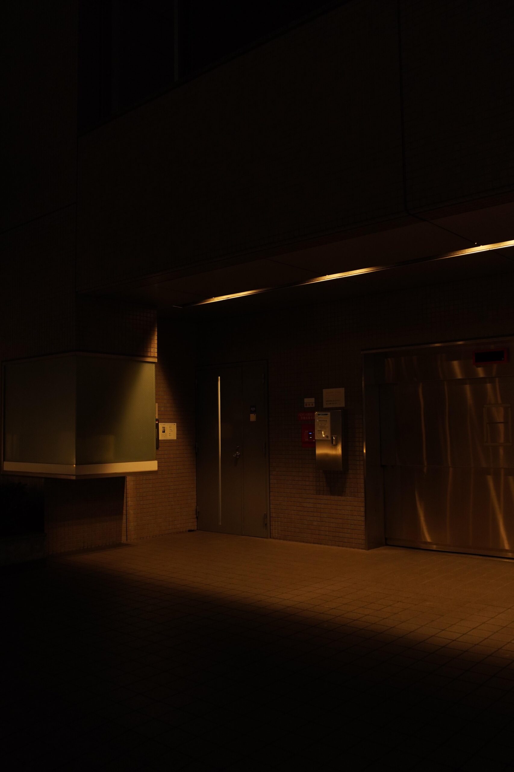 誰もいない日本の駅が放つ不思議な雰囲気: 「出口8さえ見つかれば…」