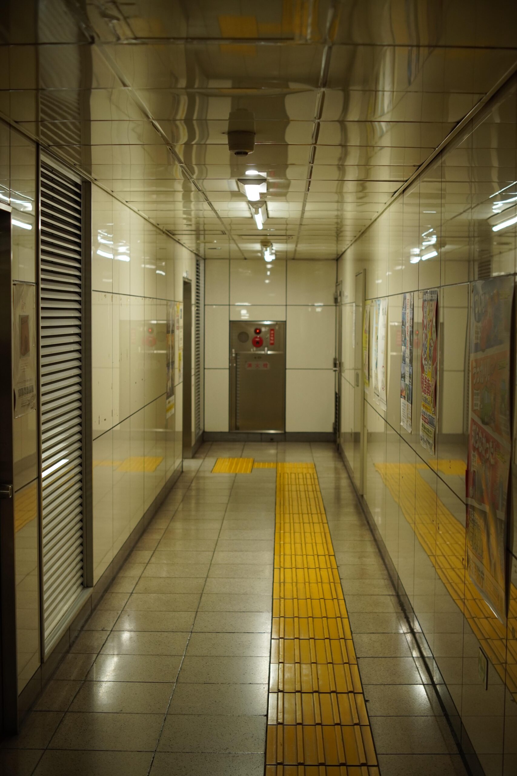 誰もいない日本の駅が放つ不思議な雰囲気: 「出口8さえ見つかれば…」