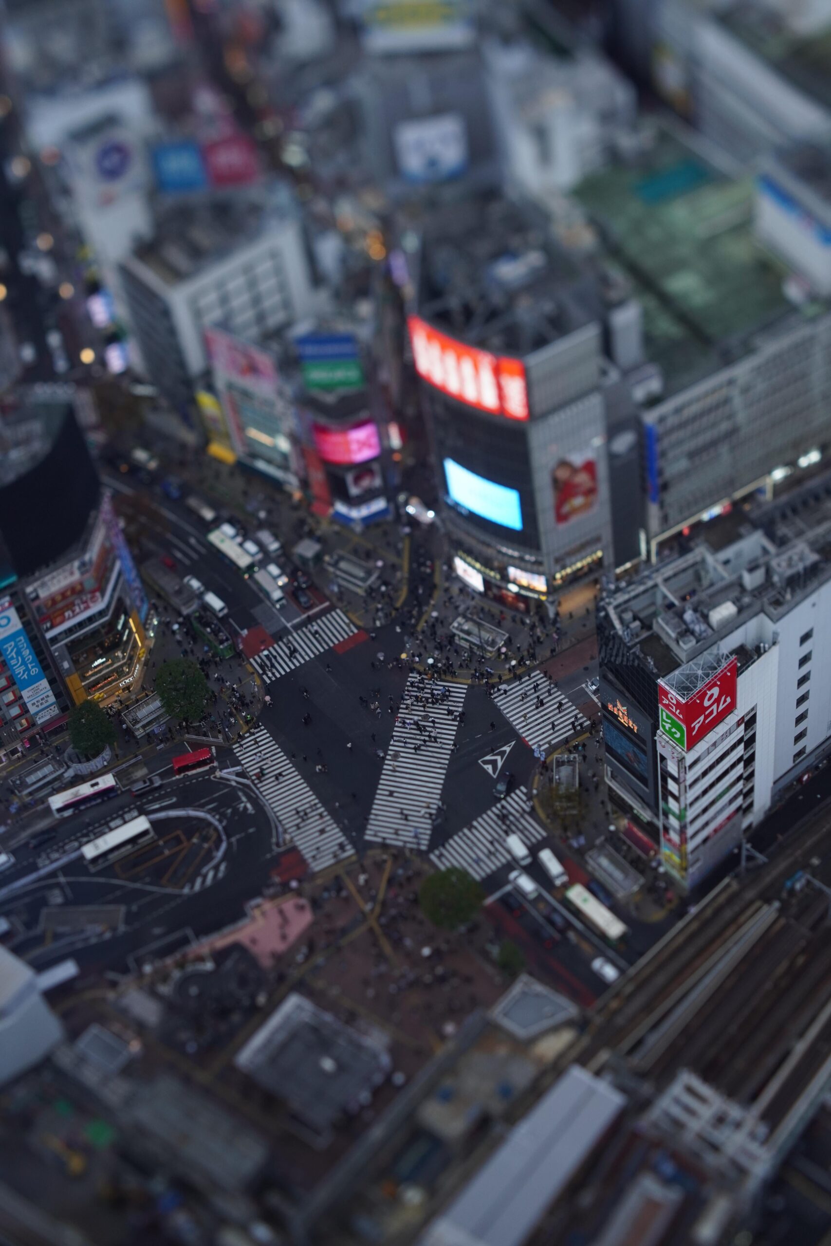 東京と富士山のミニチュア風写真集: 「最初の写真はゴジラ視点」