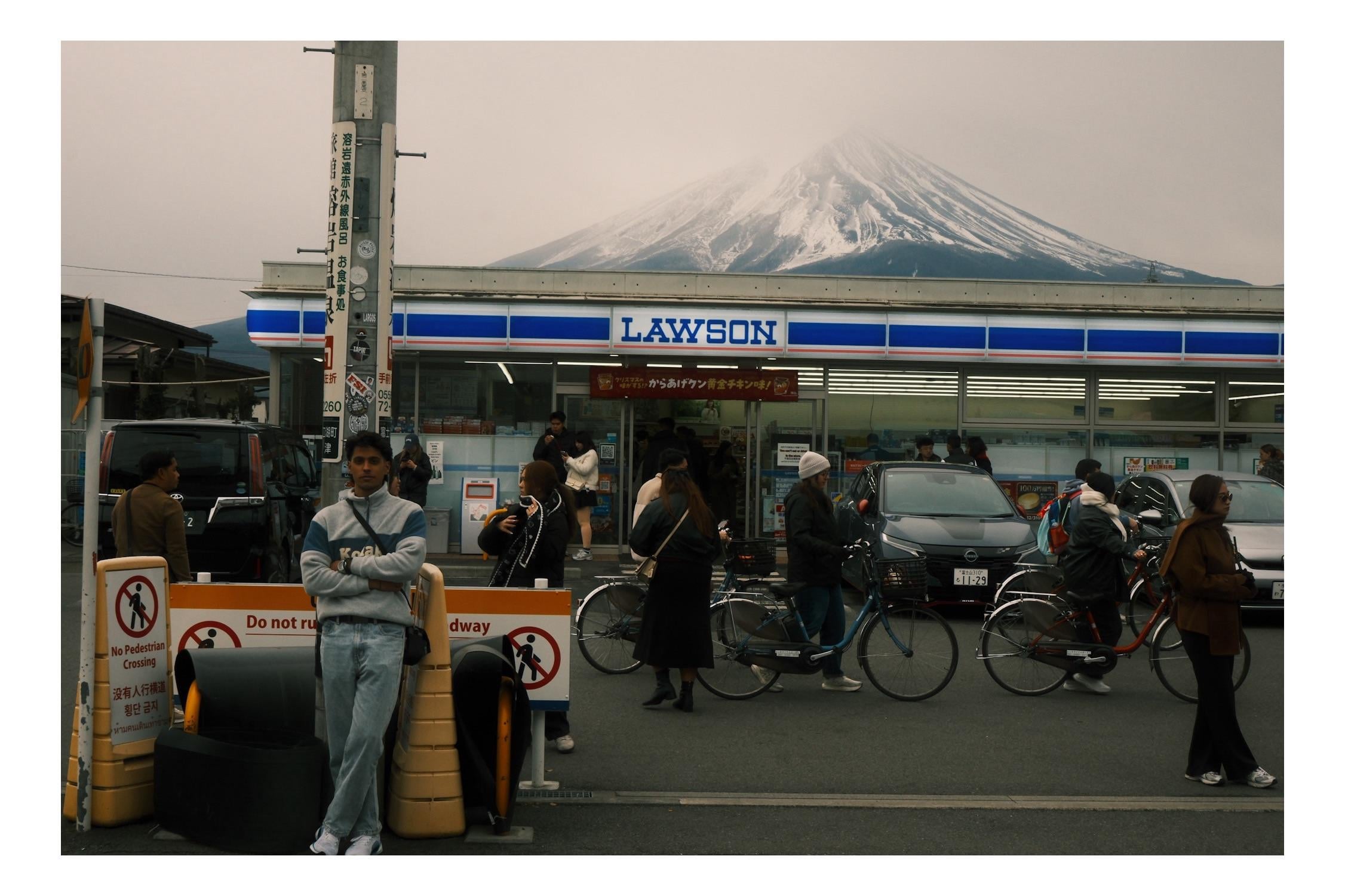 富士山の写真は失敗しにくいのか: 「いや、でもローソンはダメ写真になるよ。」