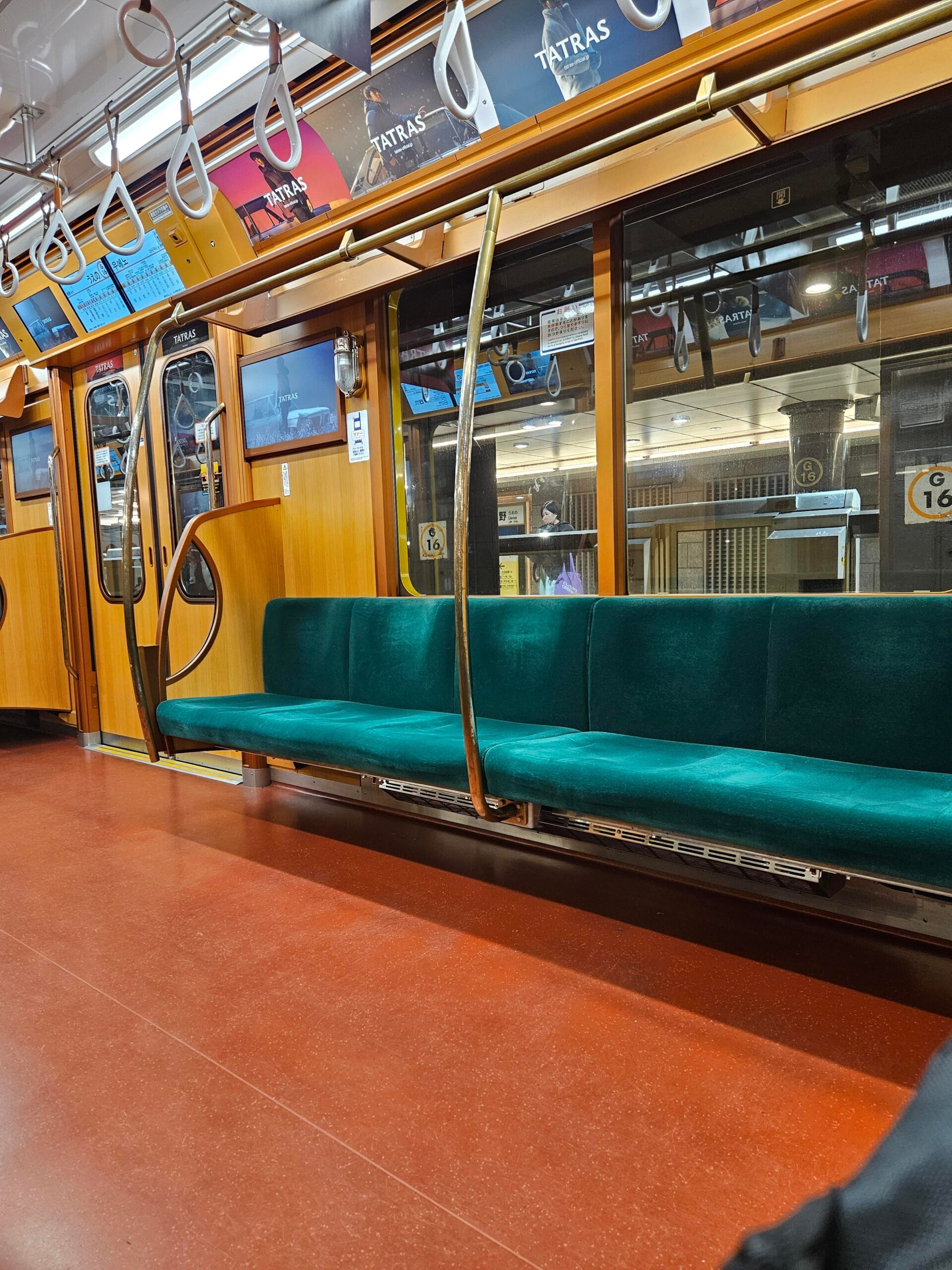 銀座線の“レトロ復刻車両”が美しい写真: 「木のパネルと青緑の座席がとてもいい」