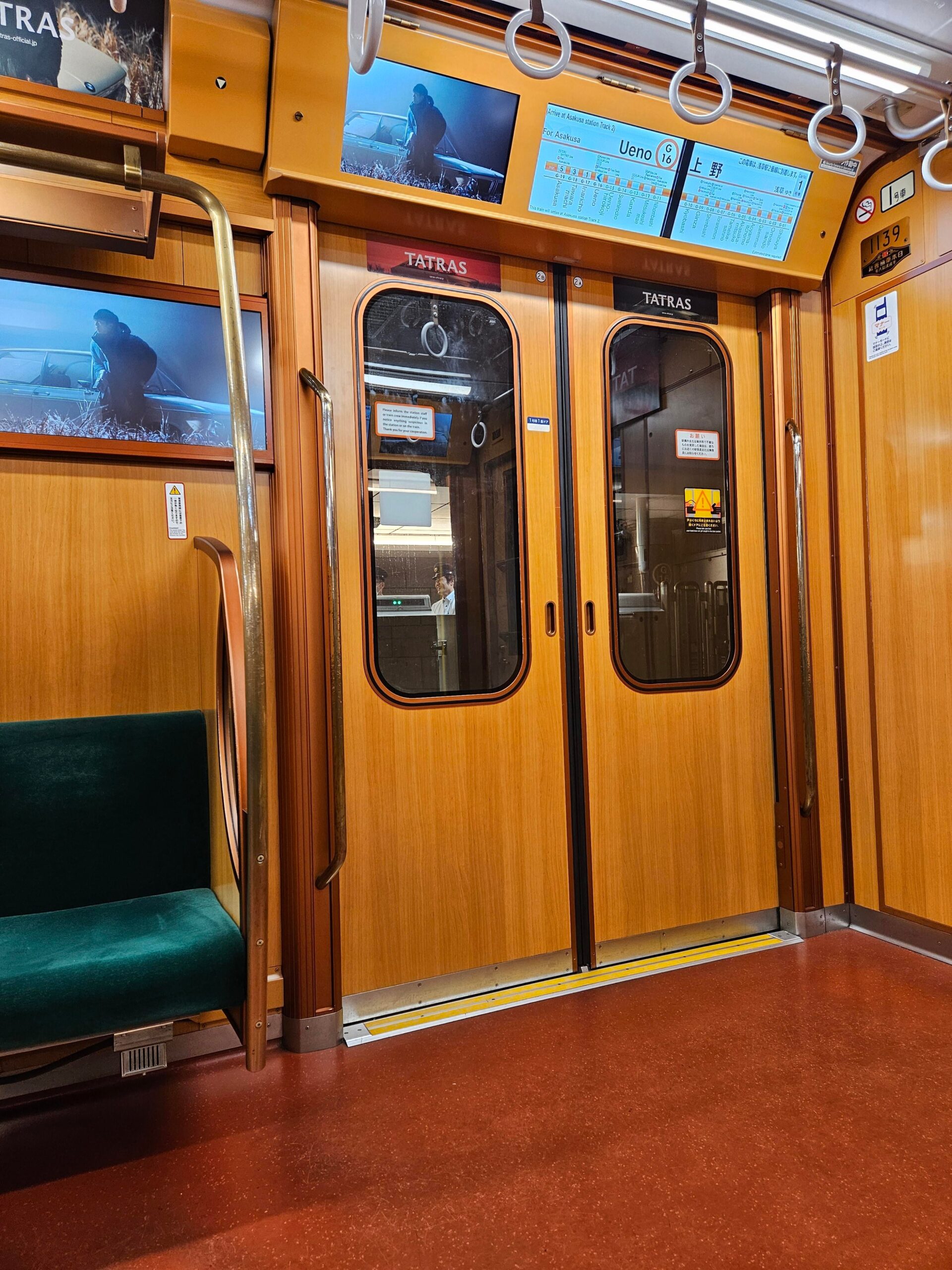 銀座線の“レトロ復刻車両”が美しい写真: 「木のパネルと青緑の座席がとてもいい」