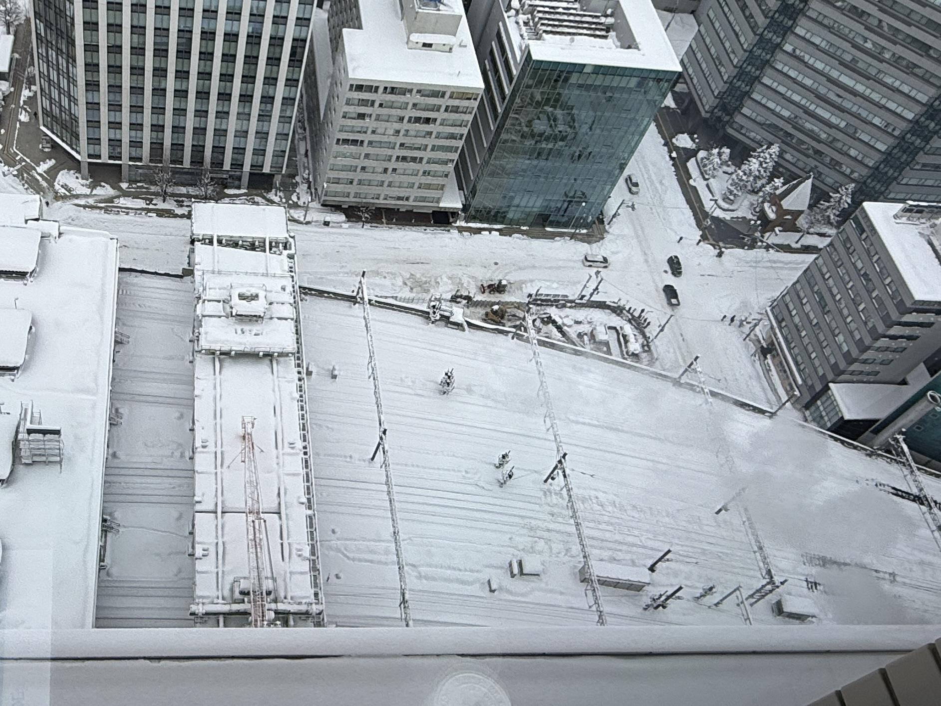 札幌で積もった大雪、線路を見れば運休が納得: 「とても美しい」