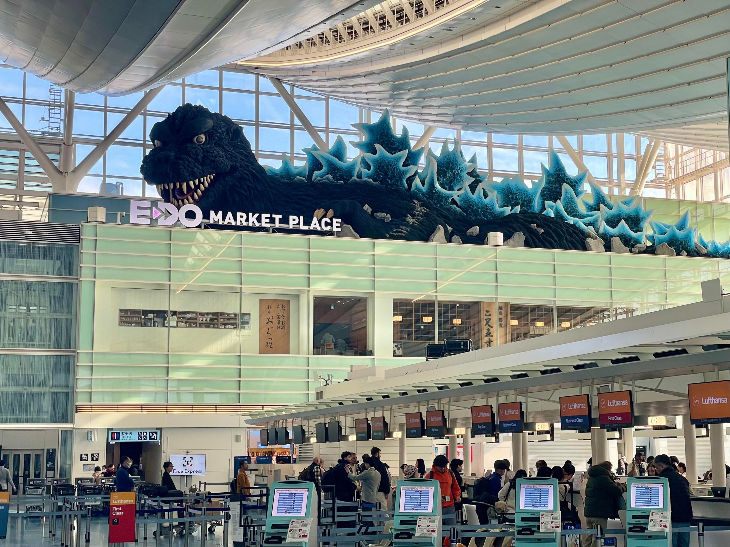 羽田空港第3ターミナルにゴジラが出現: 「パスポートなしで太平洋中にいる」