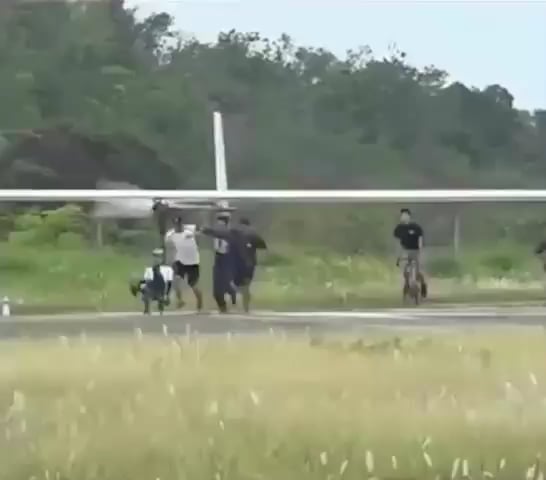 日本の学生がペダル式で空を飛ぶ自転車を製作「航空会社にアイデアを与えないでほしい」