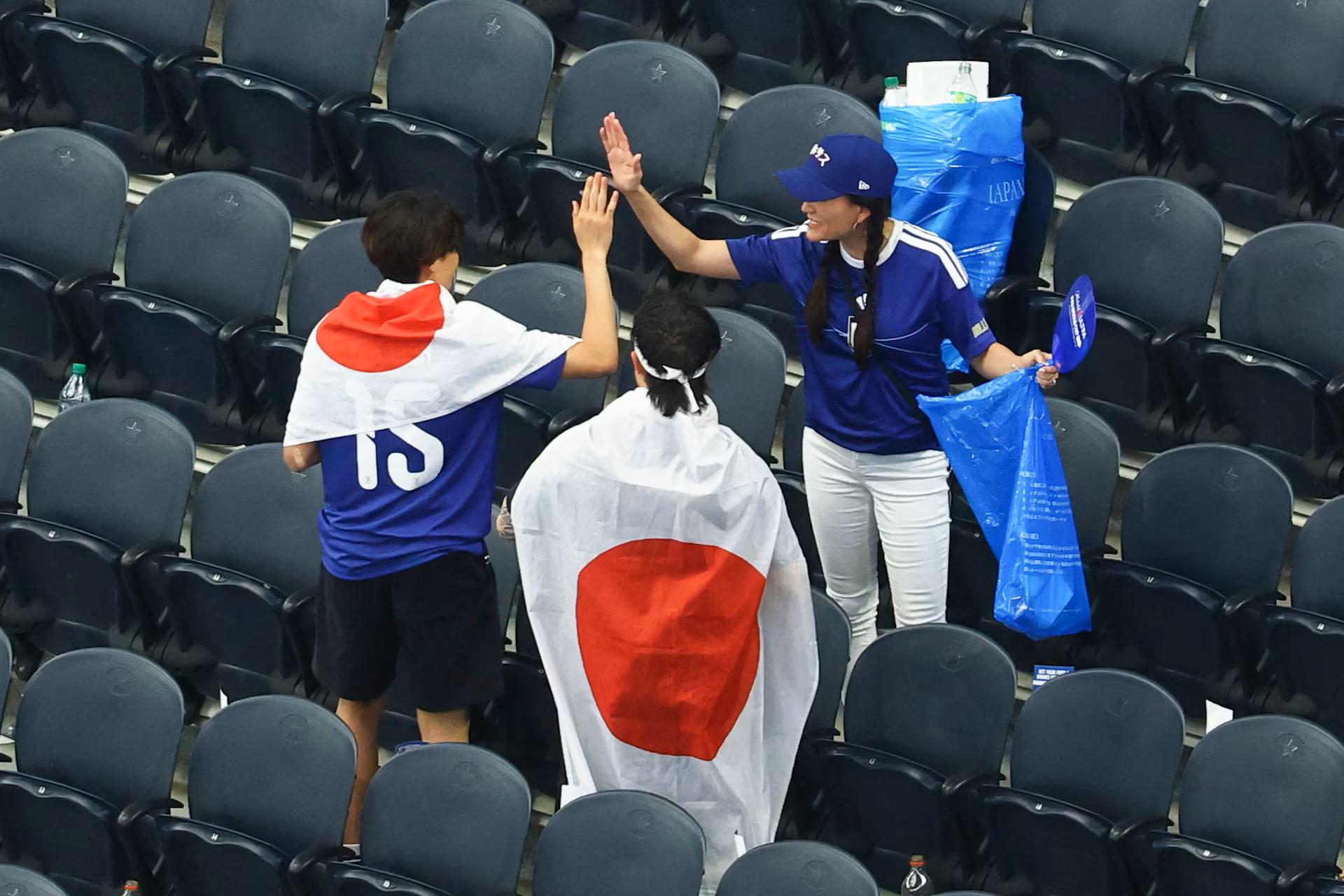 サッカー試合後の清掃 in 日本「掃除することを誇示するものではない」