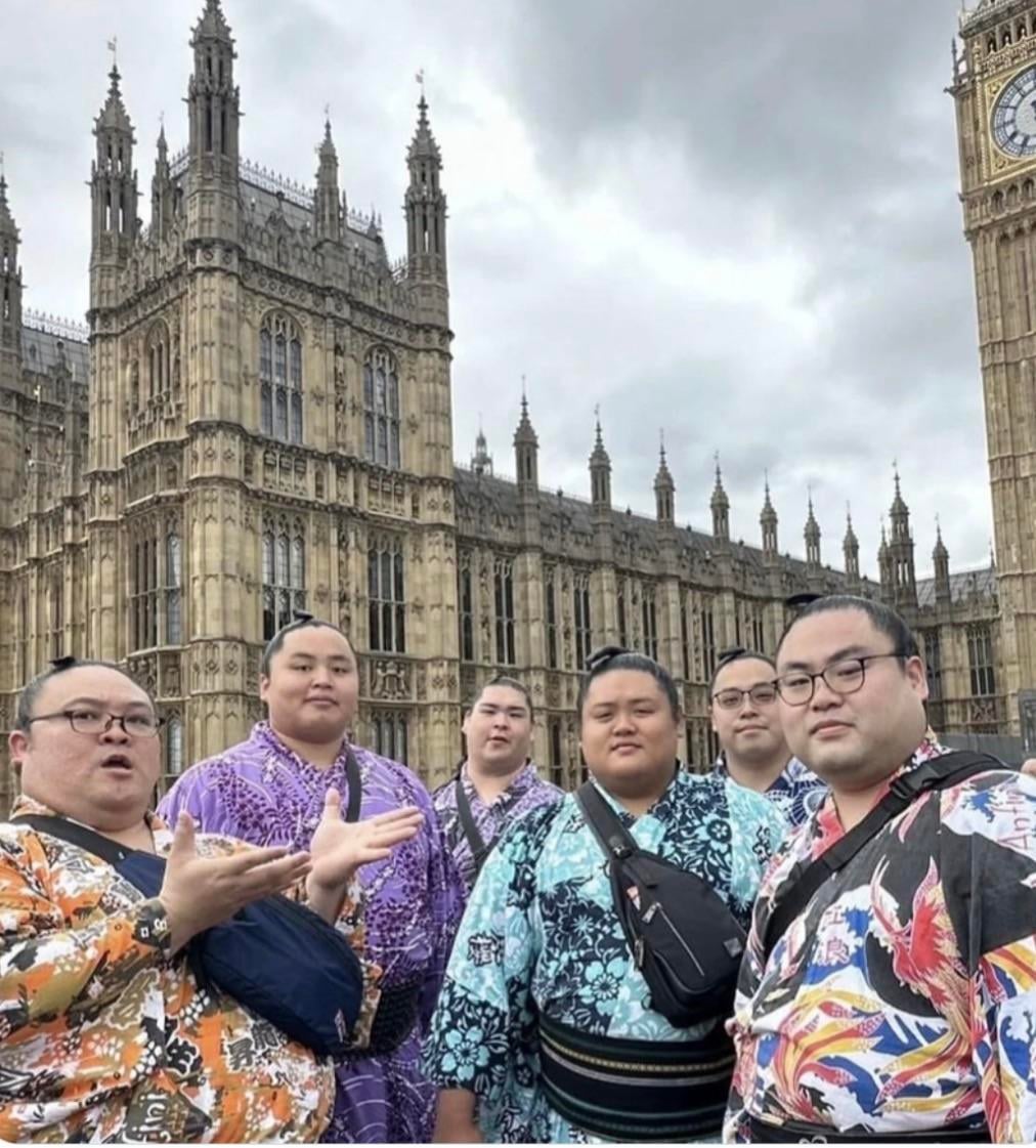ロンドンでの日本の力士たち「優しい巨人たち」「彼らが自転車に乗っている写真、めっちゃ素晴らしい！」