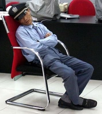 日本の職場昼寝文化は献身の証とされる「睡眠不足というわけではない」